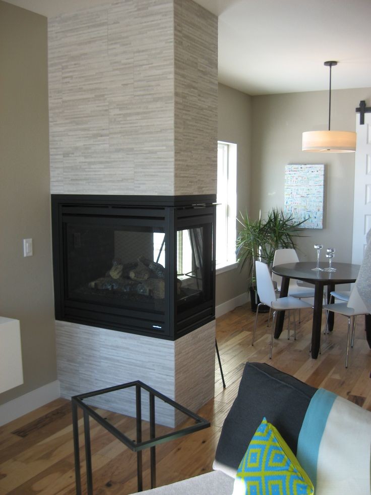 Ejemplo de sala de estar abierta moderna pequeña con paredes beige, suelo de madera en tonos medios, chimenea de doble cara y marco de chimenea de baldosas y/o azulejos