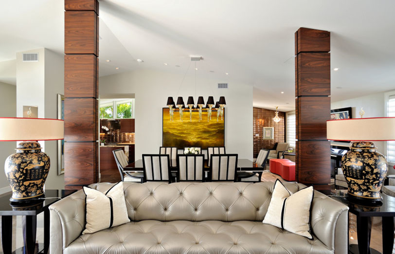 Стильный дизайн: большая открытая гостиная комната в современном стиле с белыми стенами и телевизором на стене - последний тренд