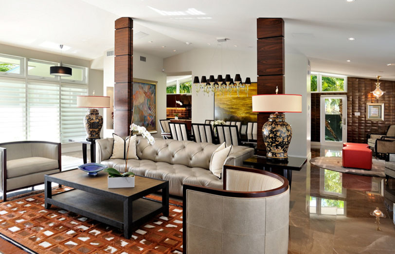 Aménagement d'un grand salon contemporain ouvert avec un mur blanc et un sol marron.