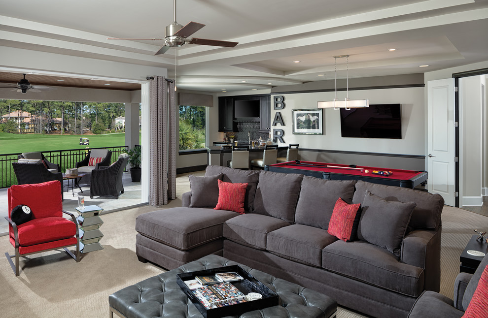 Ejemplo de sala de estar abierta clásica renovada extra grande con paredes grises, moqueta y televisor colgado en la pared