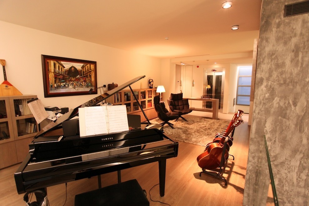 Ejemplo de sala de estar con rincón musical cerrada vintage grande sin chimenea y televisor con paredes blancas y suelo de madera en tonos medios