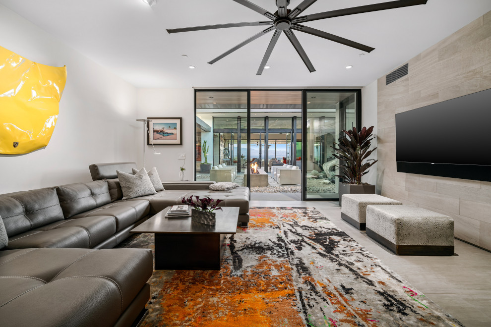 Modernes Wohnzimmer mit weißer Wandfarbe, TV-Wand und grauem Boden in Los Angeles