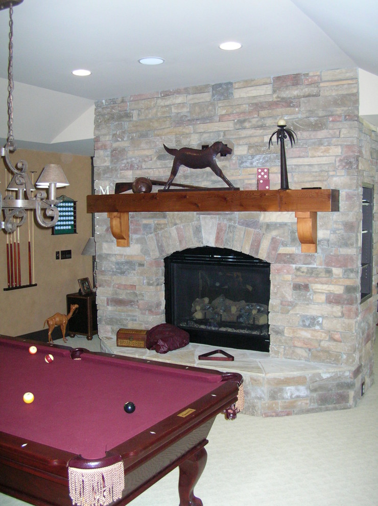 Mittelgroßer, Offener Rustikaler Hobbyraum mit beiger Wandfarbe, Teppichboden, Kamin und Kaminumrandung aus Stein in Charlotte