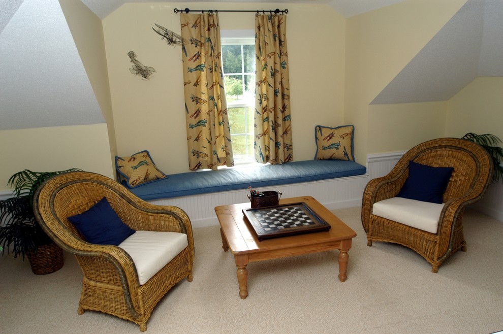 На фото: изолированная гостиная комната среднего размера в современном стиле с желтыми стенами и ковровым покрытием без телевизора