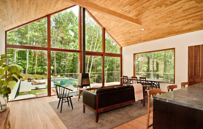 Foto de sala de estar abierta contemporánea sin televisor con suelo de madera clara, todas las chimeneas y marco de chimenea de metal