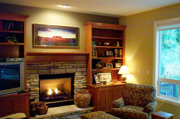Стильный дизайн: изолированная гостиная комната среднего размера в стиле кантри с коричневыми стенами, стандартным камином и фасадом камина из камня - последний тренд