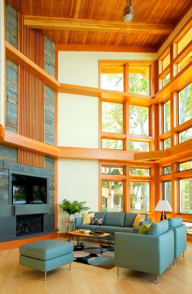 Mittelgroßes, Offenes Modernes Wohnzimmer mit Bambusparkett, Eckkamin, Kaminumrandung aus Stein und Multimediawand in Sonstige