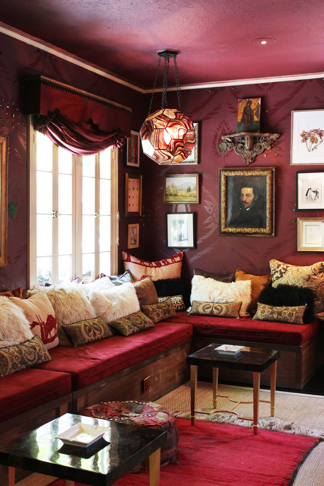 На фото: гостиная комната в стиле фьюжн с фиолетовыми стенами с