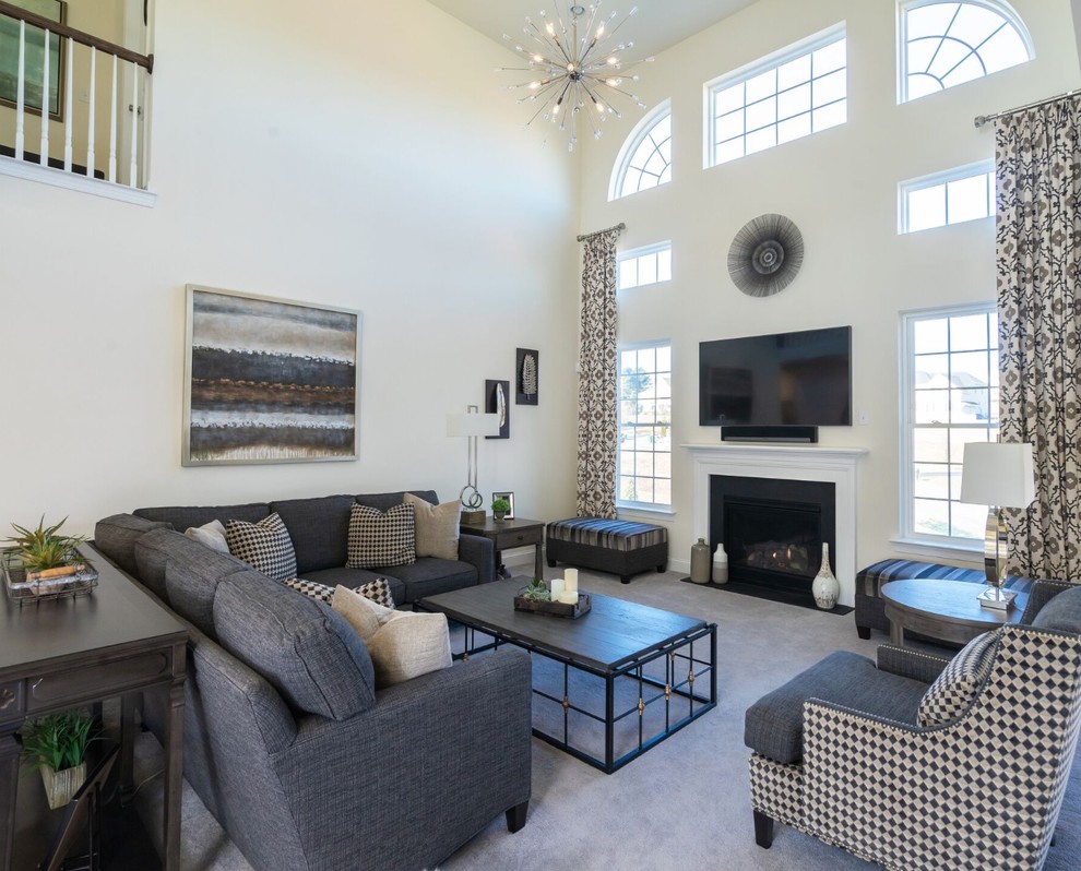 Foto di un grande soggiorno design chiuso con pareti beige, moquette, camino classico, TV a parete e pavimento grigio