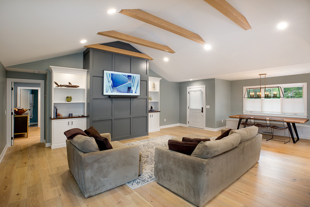 Imagen de sala de estar tradicional renovada sin chimenea con paredes grises, suelo de madera clara y suelo beige