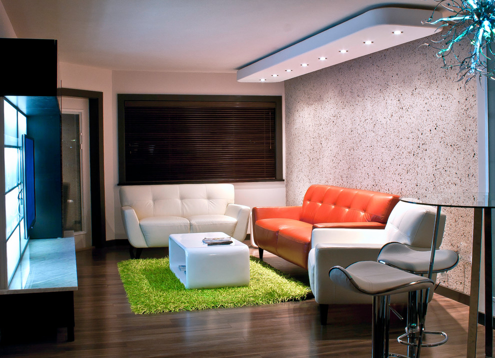 Immagine di un piccolo soggiorno contemporaneo aperto con pareti beige, parquet scuro, nessun camino e TV a parete