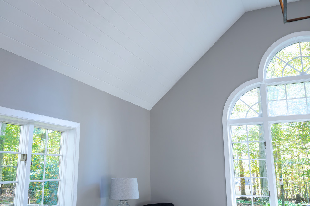 Foto di un grande soggiorno country chiuso con pareti grigie, pavimento in legno massello medio, pavimento marrone e soffitto in perlinato