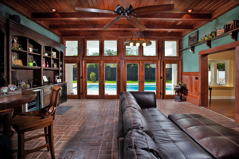 Foto de sala de estar clásica con suelo de ladrillo y paredes azules