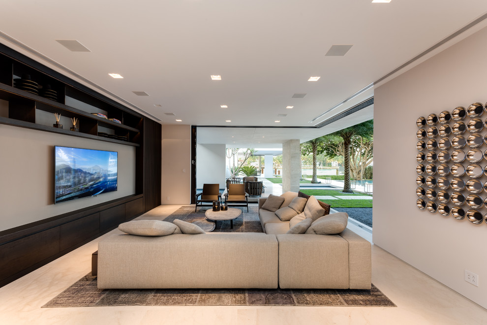 Modelo de sala de estar actual con paredes blancas, televisor colgado en la pared y suelo beige