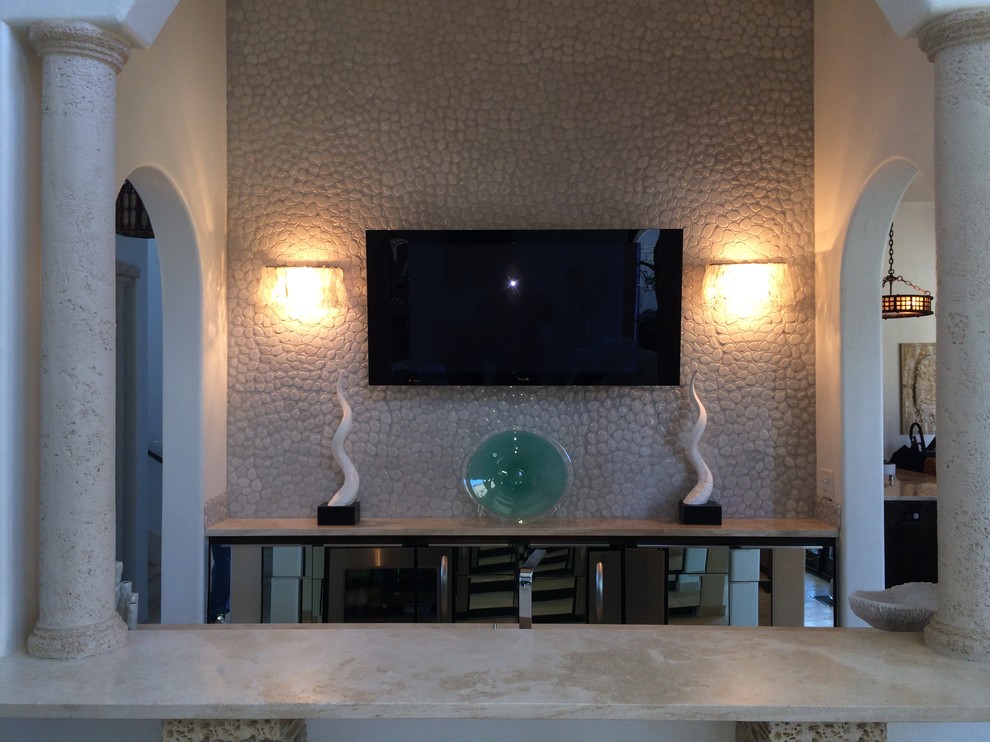 Immagine di un soggiorno classico con angolo bar, pareti marroni e parete attrezzata