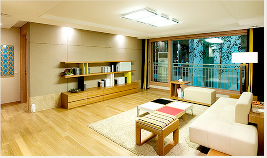 Exemple d'une salle de séjour moderne ouverte avec un mur beige, parquet clair, aucune cheminée et aucun téléviseur.