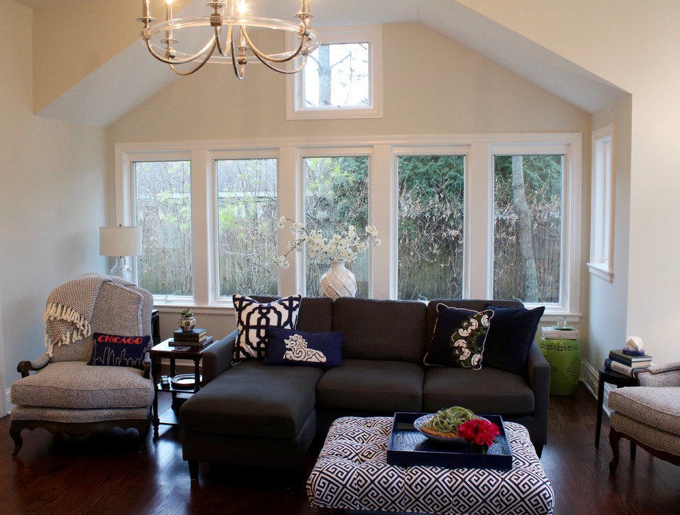 Ejemplo de sala de estar abierta tradicional de tamaño medio con paredes blancas y suelo de madera en tonos medios