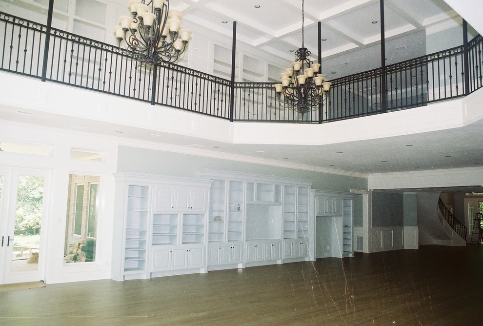 Großes, Offenes Mid-Century Wohnzimmer ohne Kamin mit blauer Wandfarbe, dunklem Holzboden und Multimediawand in Houston