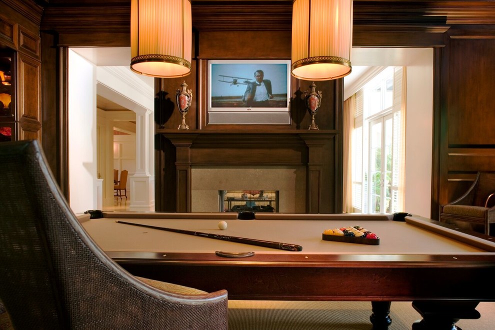 Exemple d'une salle de séjour craftsman de taille moyenne et fermée avec salle de jeu, un mur marron, moquette, une cheminée double-face, un manteau de cheminée en carrelage, un téléviseur encastré et un sol beige.