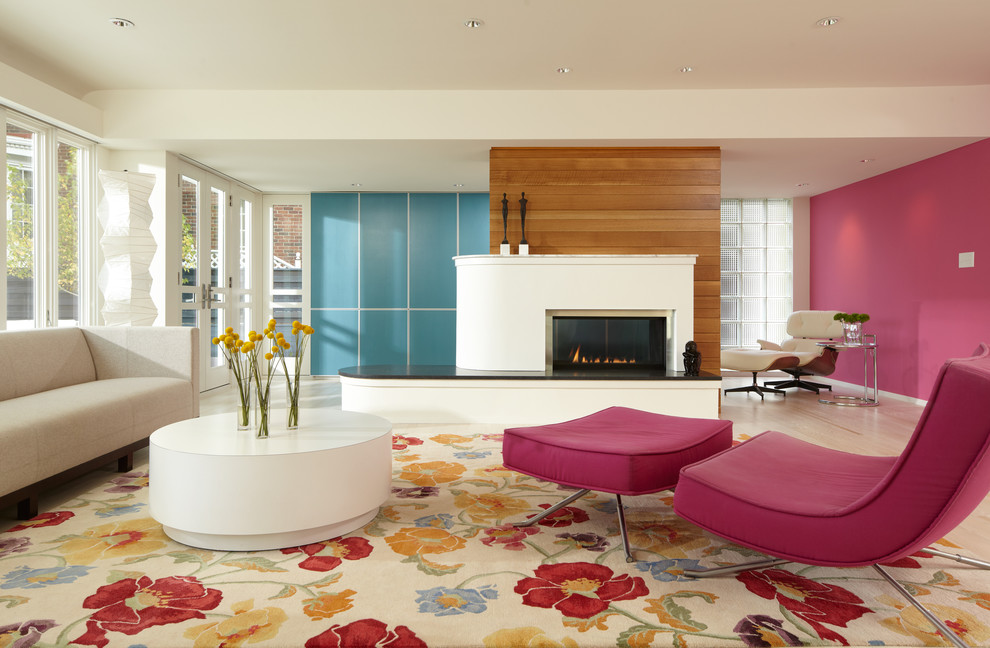 Imagen de salón actual con paredes multicolor
