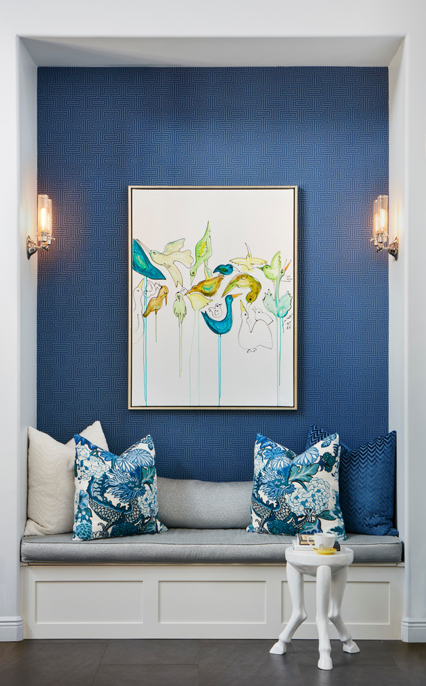 Immagine di un soggiorno minimal aperto con angolo bar, pareti blu, pavimento in gres porcellanato e TV a parete