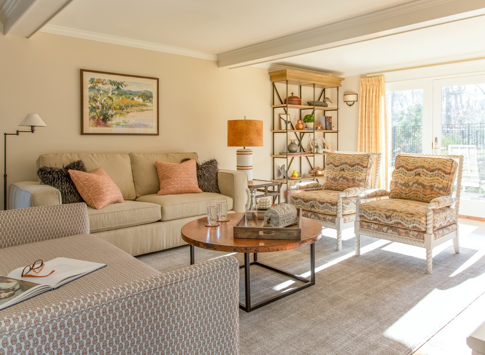 Foto de sala de estar abierta clásica renovada grande con paredes beige, suelo de madera en tonos medios y alfombra