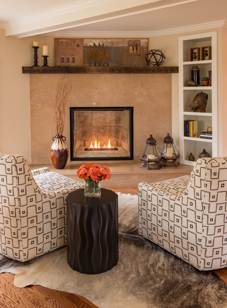 Imagen de sala de estar abierta tradicional renovada grande con paredes beige, suelo de madera en tonos medios, chimenea de esquina, marco de chimenea de piedra y pared multimedia