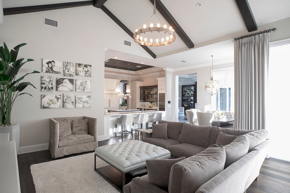Großes, Offenes Klassisches Wohnzimmer mit grauer Wandfarbe und dunklem Holzboden in Miami