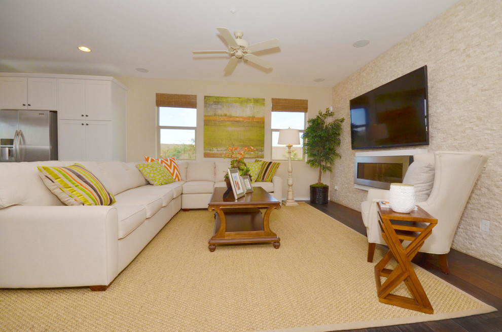 Immagine di un ampio soggiorno minimalista aperto con pareti beige, parquet scuro, camino sospeso e TV a parete