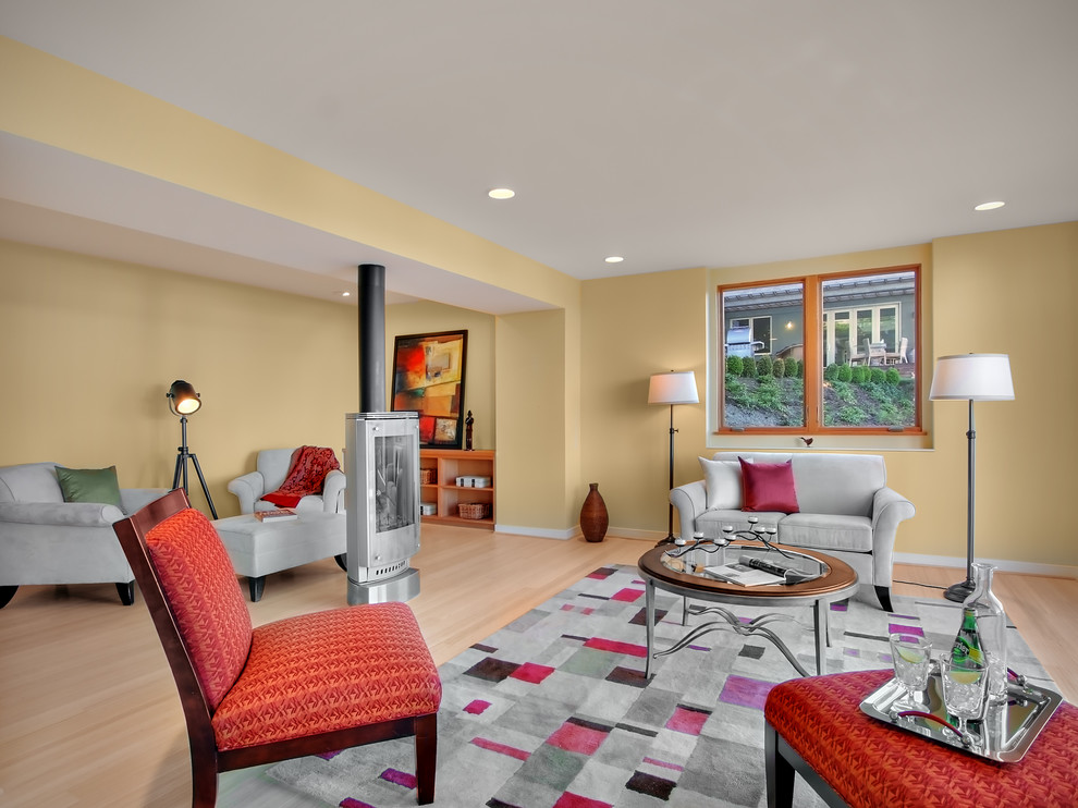 Foto de sala de estar abierta contemporánea con paredes beige y suelo de madera clara