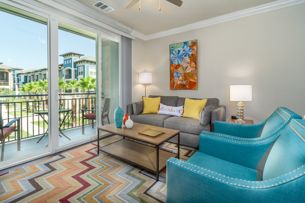 Kleines, Offenes Klassisches Wohnzimmer mit beiger Wandfarbe und dunklem Holzboden in Orlando