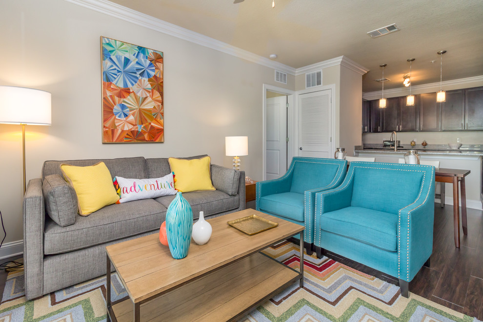 Imagen de sala de estar abierta clásica renovada pequeña con paredes beige, suelo de madera oscura y televisor independiente