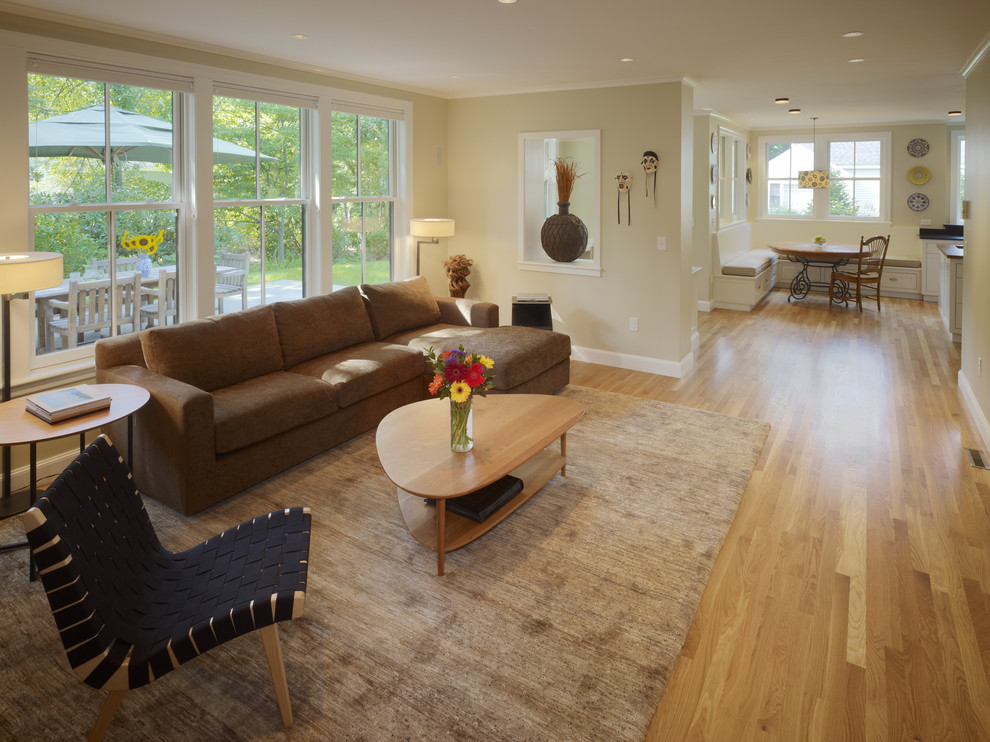Imagen de sala de estar abierta clásica con paredes beige y suelo de madera en tonos medios