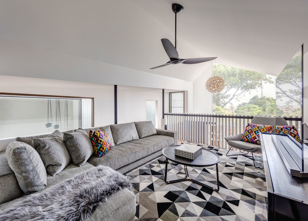 Foto di un soggiorno minimal stile loft con pareti bianche, TV autoportante e pavimento multicolore