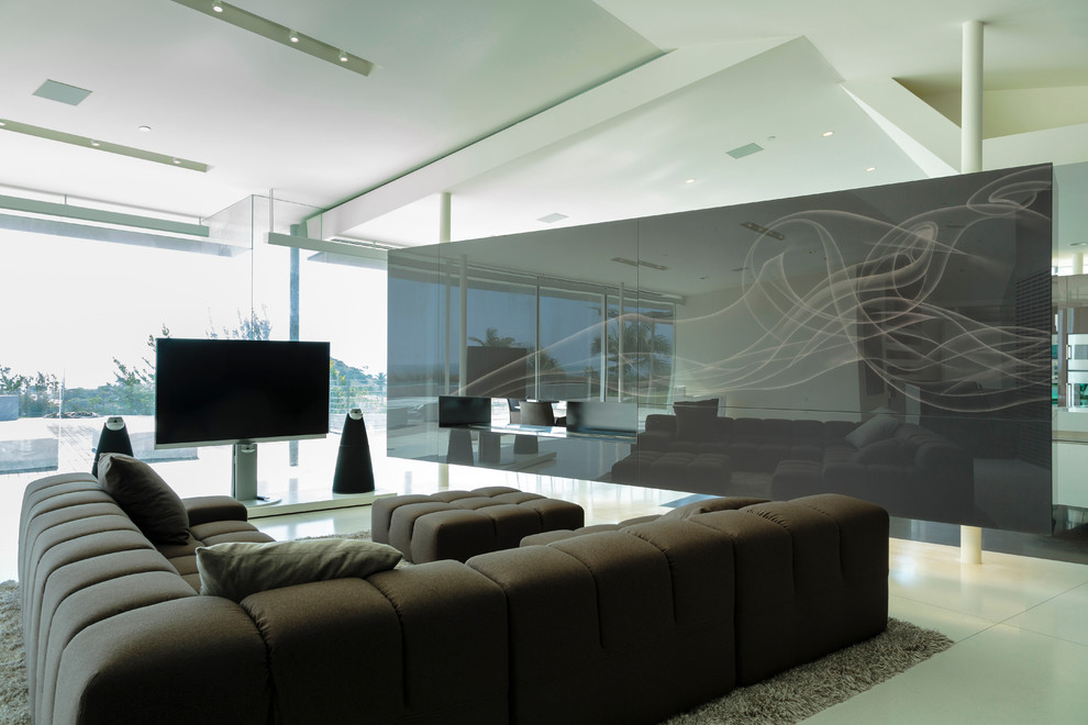 Свежая идея для дизайна: большая открытая гостиная комната в современном стиле с белыми стенами, бетонным полом, отдельно стоящим телевизором и бежевым полом без камина - отличное фото интерьера