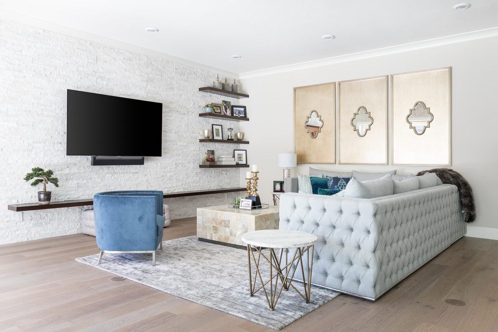 Mittelgroßes, Offenes Klassisches Wohnzimmer ohne Kamin mit grauer Wandfarbe, hellem Holzboden, TV-Wand und beigem Boden in Orange County