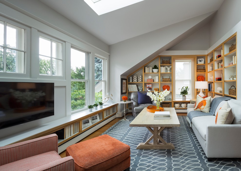 Идея дизайна: гостиная комната среднего размера в стиле неоклассика (современная классика) с серыми стенами, паркетным полом среднего тона и телевизором на стене без камина