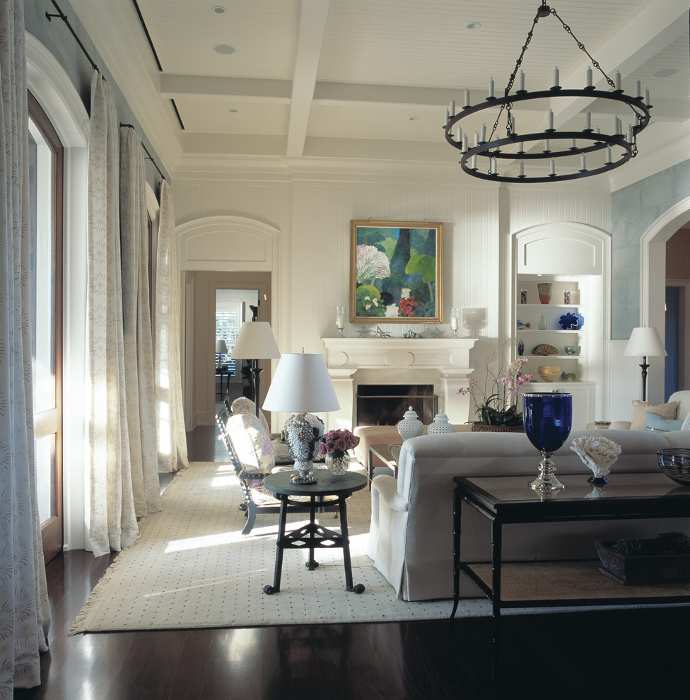 Стильный дизайн: гостиная комната в стиле неоклассика (современная классика) с ковром на полу - последний тренд