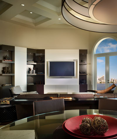 Idée de décoration pour une grande salle de séjour design ouverte avec un mur beige et un téléviseur encastré.