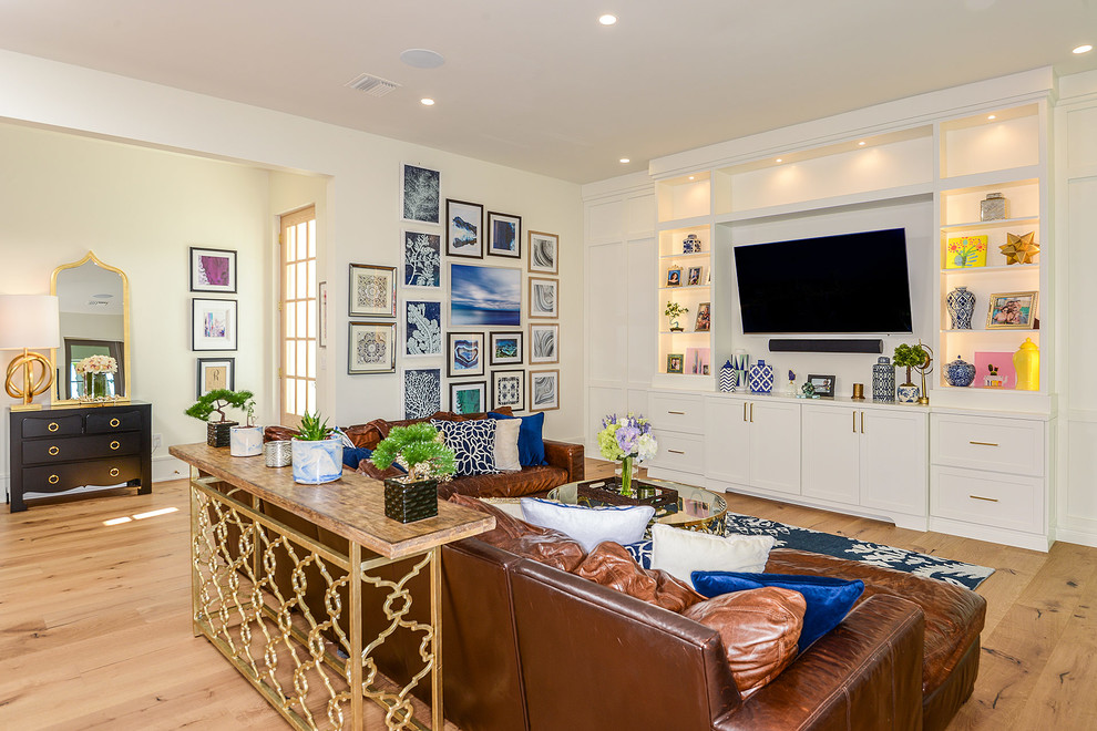 Immagine di un soggiorno stile marino aperto con pavimento in linoleum e TV a parete