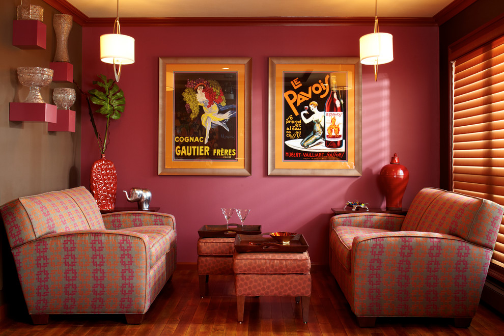 Идея дизайна: гостиная комната в современном стиле с красными стенами и паркетным полом среднего тона без камина, телевизора