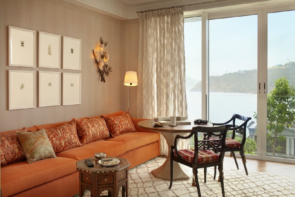 Inspiration pour une très grande salle de séjour bohème ouverte avec un mur beige et parquet clair.