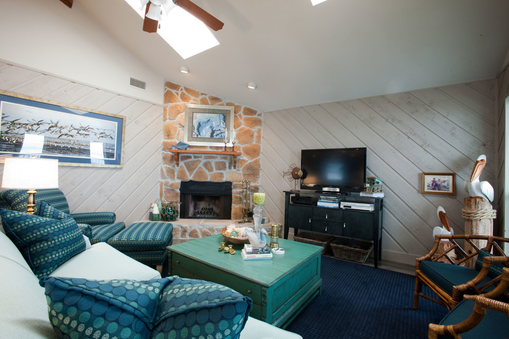 Свежая идея для дизайна: открытая гостиная комната среднего размера в морском стиле с серыми стенами, ковровым покрытием, угловым камином, фасадом камина из камня, отдельно стоящим телевизором и синим полом - отличное фото интерьера
