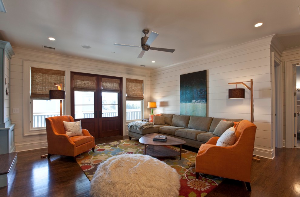 Modernes Wohnzimmer mit weißer Wandfarbe und dunklem Holzboden in Charleston