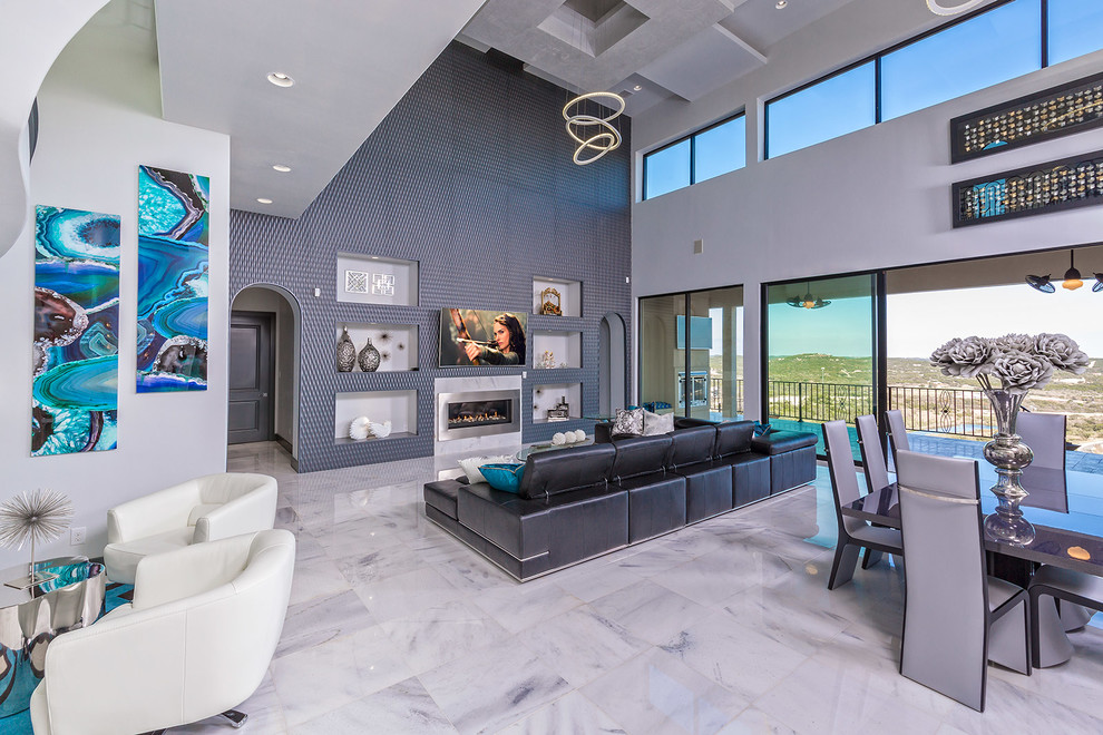 Modern inredning av ett mellanstort allrum med öppen planlösning, med blå väggar, marmorgolv, en standard öppen spis, en spiselkrans i metall, en väggmonterad TV och vitt golv