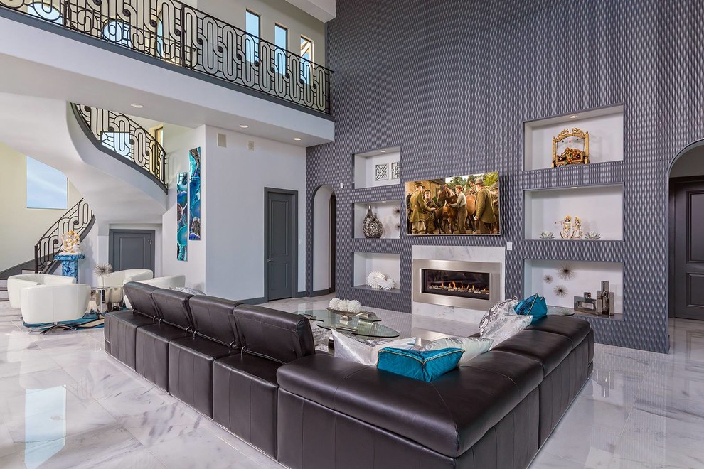 На фото: огромная открытая гостиная комната в современном стиле с серыми стенами, мраморным полом, горизонтальным камином, фасадом камина из металла и телевизором на стене с