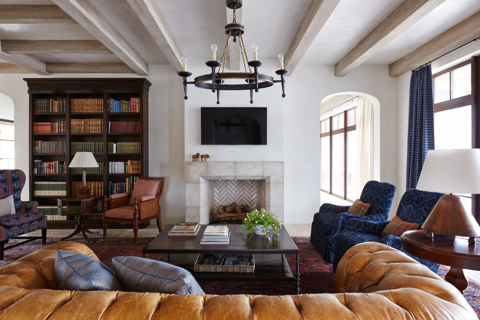 Diseño de sala de estar con biblioteca abierta grande con paredes blancas, televisor colgado en la pared y suelo beige