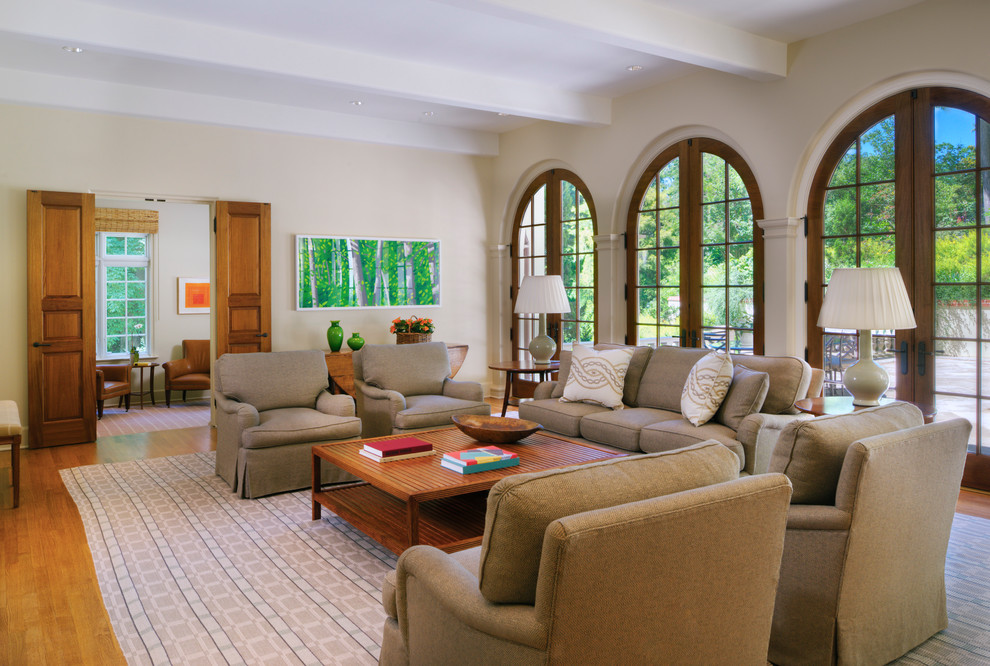 Diseño de sala de estar mediterránea con suelo de madera en tonos medios