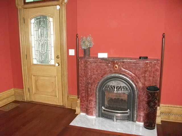 Modelo de sala de estar tradicional con paredes rojas