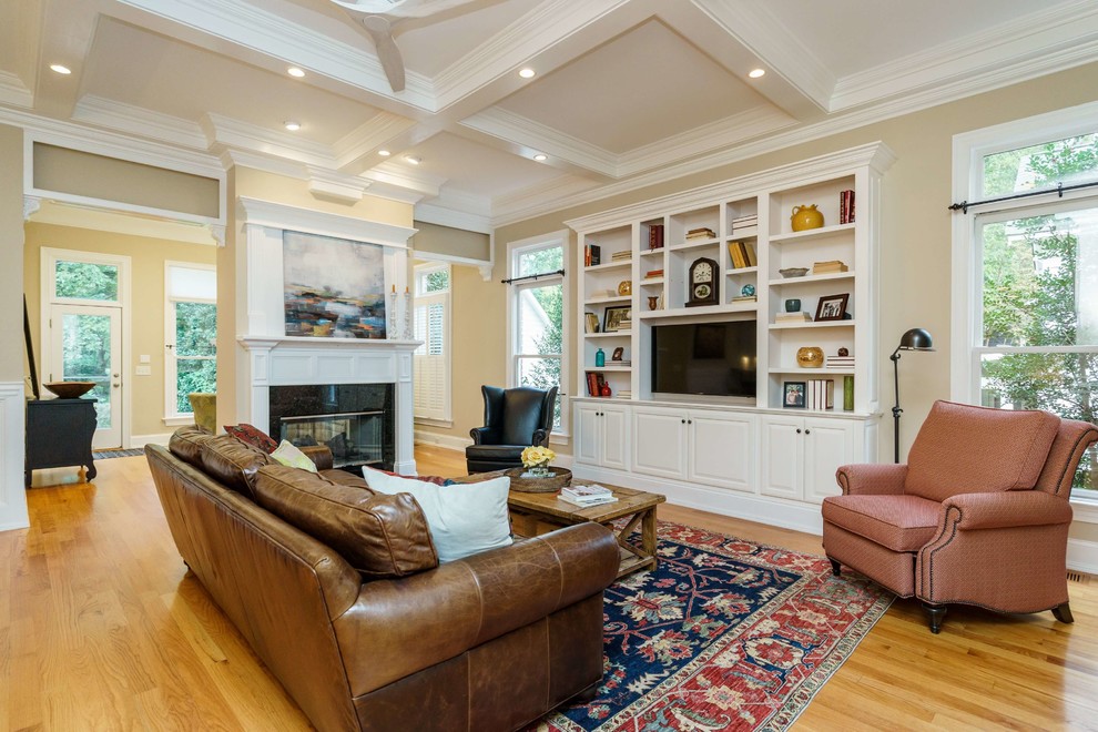 Mittelgroßes, Offenes Klassisches Wohnzimmer mit hellem Holzboden, Tunnelkamin und Multimediawand in Raleigh